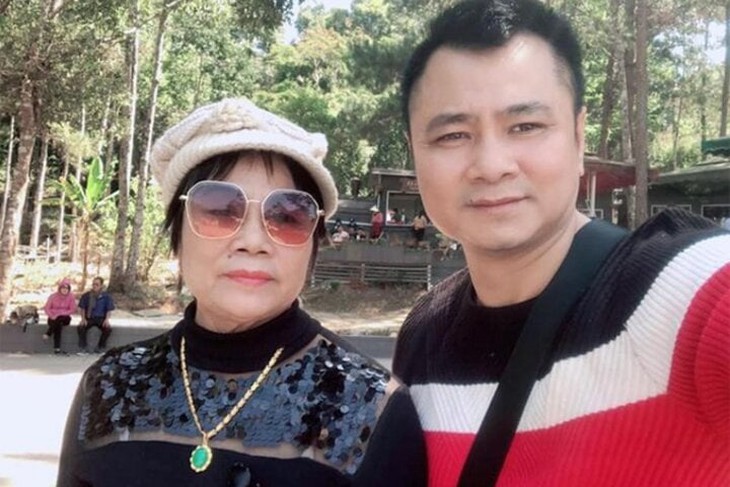 Mẹ ruột được phong NSƯT, Tự Long hạnh phúc công bố: Nhà có hai NSƯT, một NSND- Ảnh 1. Mẹ ruột được phong NSƯT, Tự Long hạnh phúc công bố: Nhà có hai NSƯT, một NSND- Ảnh 1.