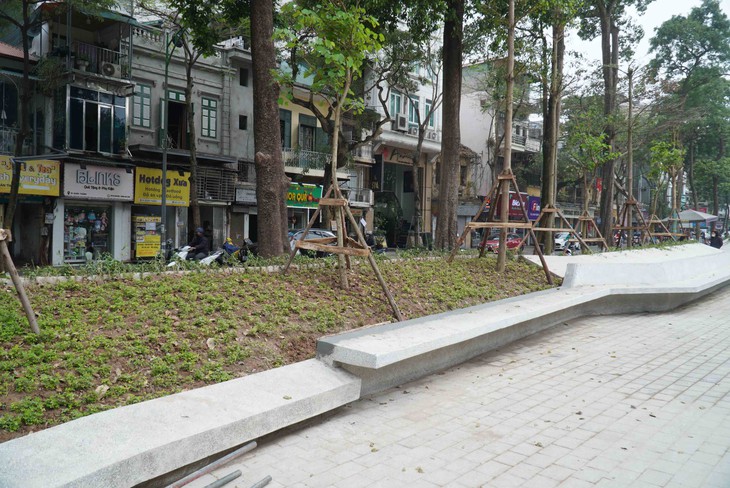 Hình ảnh sau khi được cải tạo và Chỉnh sửa lại các mảng 'bê tông hóa' ở vườn hoa Hàng Đậu - Ảnh 3.