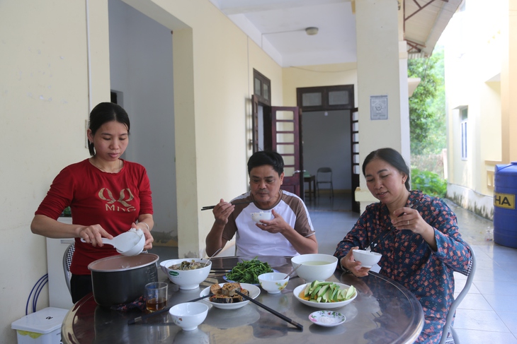 Những bông hoa y tế vùng cao và chuyện băng rừng trong đêm đi đỡ đẻ- Ảnh 6. Những bông hoa y tế vùng cao và chuyện băng rừng trong đêm đi đỡ đẻ- Ảnh 6.