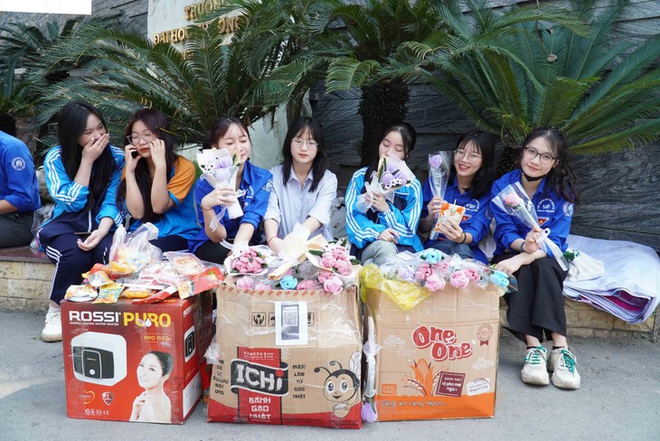 Hà Nội: Đông đảo sinh viên bán hoa dịp Quốc tế Phụ nữ 8/3 gây quỹ từ thiện- Ảnh 4. Hà Nội: Đông đảo sinh viên bán hoa dịp Quốc tế Phụ nữ 8/3 gây quỹ từ thiện- Ảnh 4.