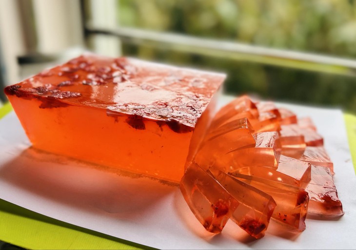 Dâu tây đỏ rực khắp các phố, người bán chỉ cách phân biệt với dâu tây Trung Quốc- Ảnh 6.