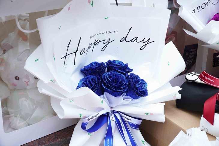 Hà Nội: Đông đảo sinh viên bán hoa dịp Quốc tế Phụ nữ 8/3 gây quỹ từ thiện- Ảnh 6. Hà Nội: Đông đảo sinh viên bán hoa dịp Quốc tế Phụ nữ 8/3 gây quỹ từ thiện- Ảnh 6.