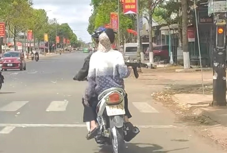 Đã làm rõ thiếu niên ngồi xe máy cầm vật giống súng AK- Ảnh 1.