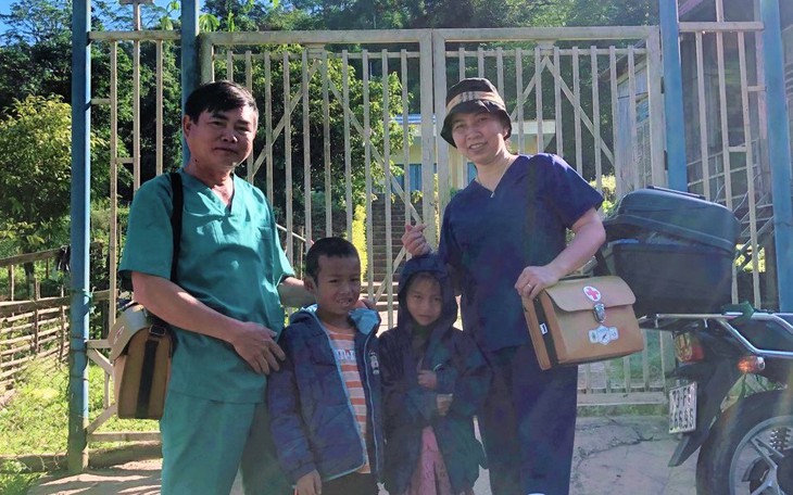 Những bông hoa y tế vùng cao và chuyện băng rừng trong đêm đi đỡ đẻ