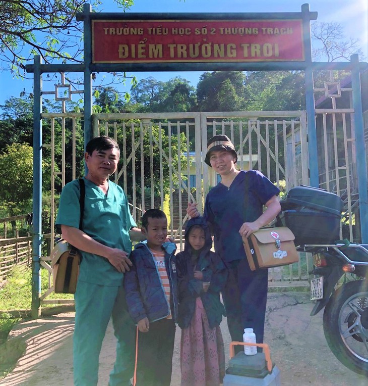 Những bông hoa y tế vùng cao và chuyện băng rừng trong đêm đi đỡ đẻ- Ảnh 3. Những bông hoa y tế vùng cao và chuyện băng rừng trong đêm đi đỡ đẻ- Ảnh 3.