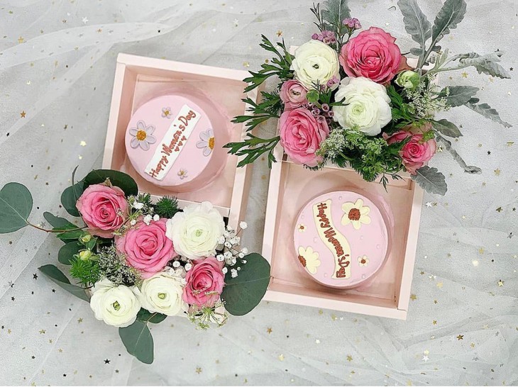 Hoa kết hợp bánh kem: Set quà tặng vừa túi tiền, 'cháy' hàng dịp 8/3- Ảnh 4. Hoa kết hợp bánh kem: Set quà tặng vừa túi tiền, 'cháy' hàng dịp 8/3- Ảnh 4.