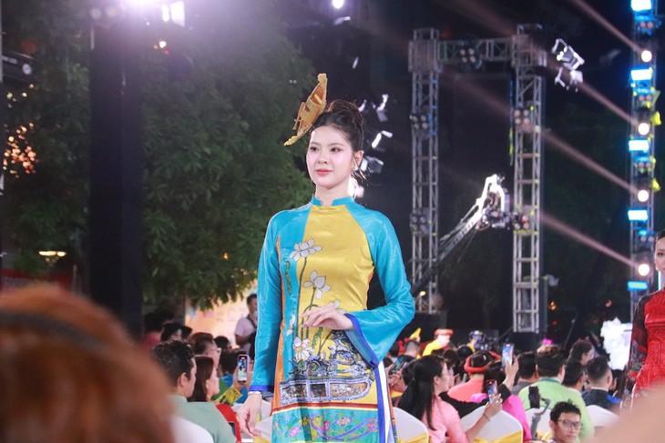 800 mẫu áo dài được trình diễn trong đêm khai mạc Lễ hội Áo dài TPHCM lần thứ 10- Ảnh 3.