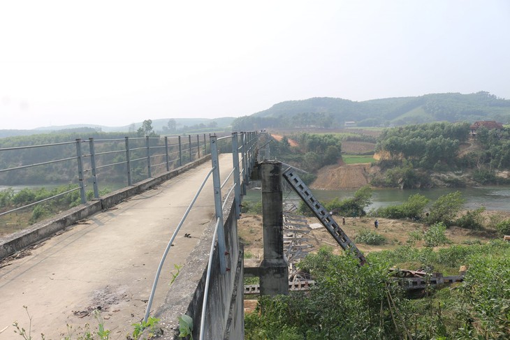 Công an vào cuộc vụ sập cầu treo ở Nghệ An- Ảnh 2. Công an vào cuộc vụ sập cầu treo ở Nghệ An- Ảnh 2.