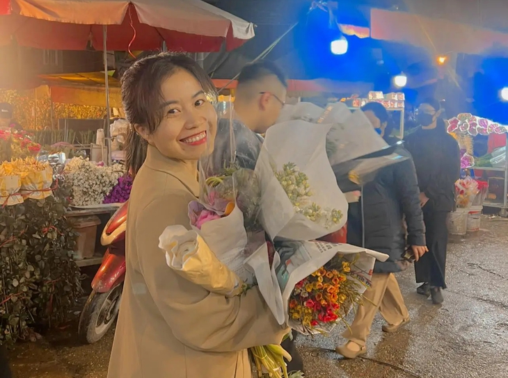Hoa kết hợp bánh kem: Set quà tặng vừa túi tiền, 'cháy' hàng dịp 8/3- Ảnh 6. Hoa kết hợp bánh kem: Set quà tặng vừa túi tiền, 'cháy' hàng dịp 8/3- Ảnh 6.