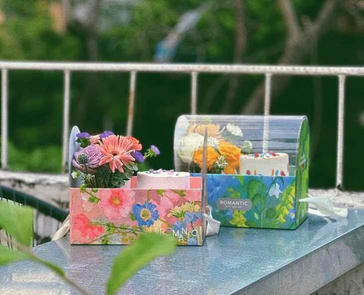 Hoa kết hợp bánh kem: Set quà tặng vừa túi tiền, 'cháy' hàng dịp 8/3- Ảnh 8. Hoa kết hợp bánh kem: Set quà tặng vừa túi tiền, 'cháy' hàng dịp 8/3- Ảnh 8.