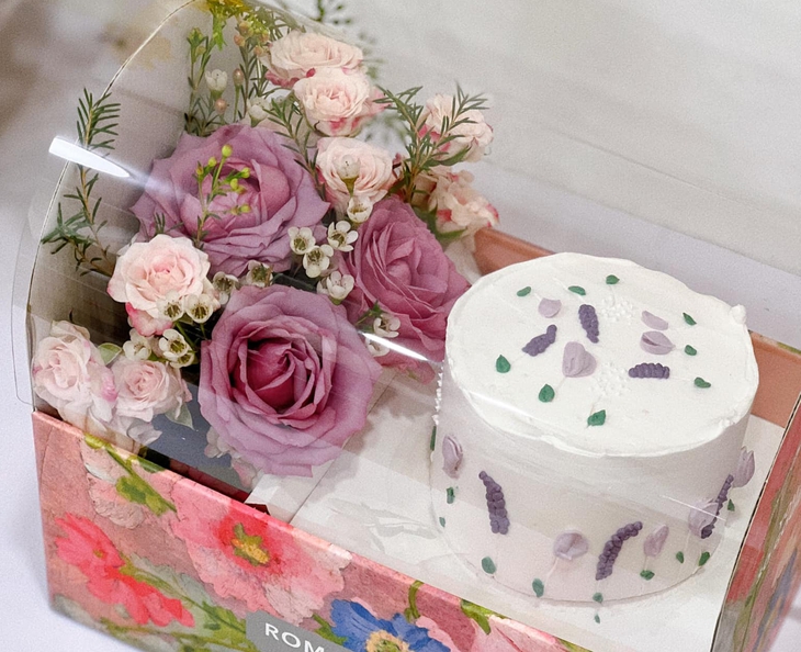 Hoa kết hợp bánh kem: Set quà tặng vừa túi tiền, 'cháy' hàng dịp 8/3- Ảnh 2. Hoa kết hợp bánh kem: Set quà tặng vừa túi tiền, 'cháy' hàng dịp 8/3- Ảnh 2.