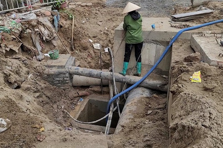 Người dân lo lắng vì đường cống thoát nước khu tập thể bị ‘bịt’ lại- Ảnh 3.