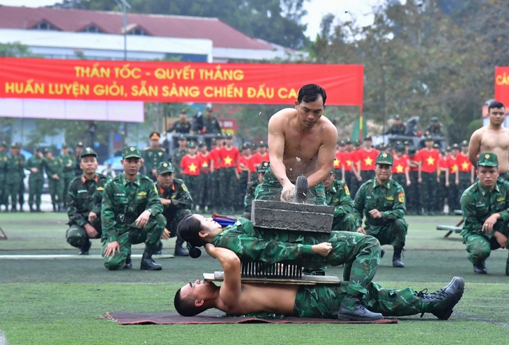 Màn nằm trên chông đập đá của vợ chồng Thượng úy QNCN Hoàng Hoa Mai và Đại úy Nguyễn Anh Tuấn.