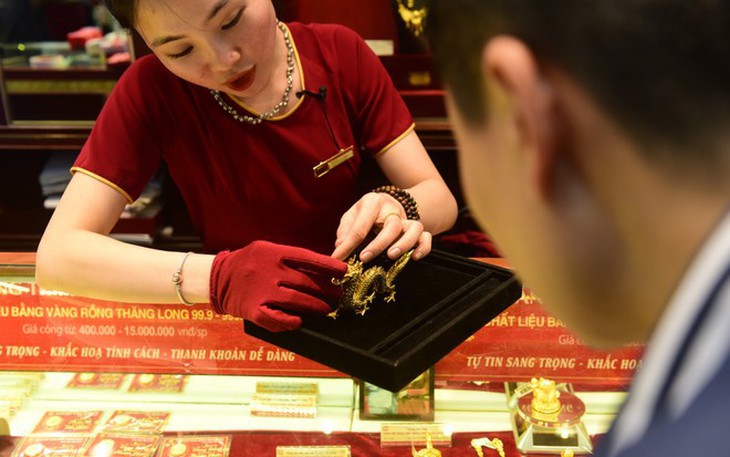 Giá vàng hôm nay ngày 8/3 đột ngột giảm sâu rồi lại tăng