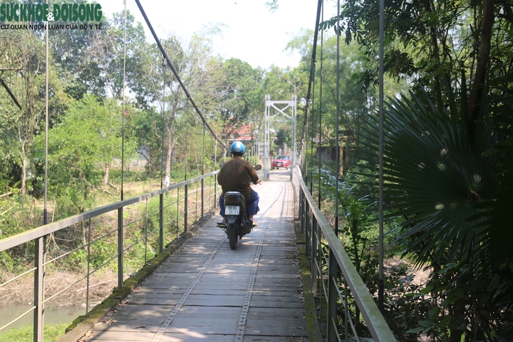 Thót tim khi qua cầu treo dân sinh 'răng rắc'- Ảnh 12.