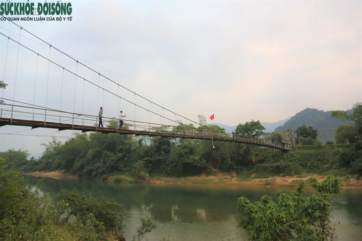 Thót tim khi qua cầu treo dân sinh 'răng rắc'- Ảnh 13.