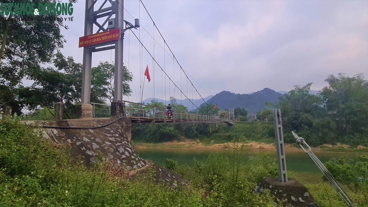 Thót tim khi qua cầu treo dân sinh 'răng rắc'- Ảnh 18.