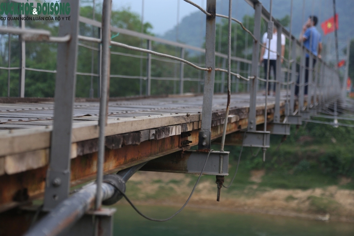 Thót tim khi qua cầu treo dân sinh 'răng rắc'- Ảnh 15.