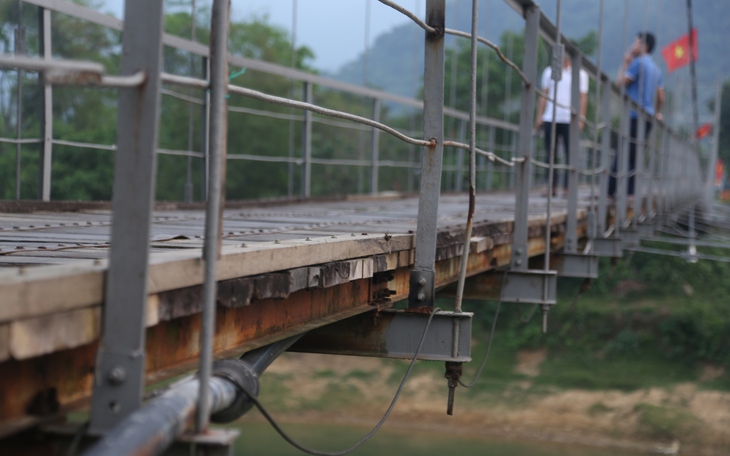 Thót tim khi qua cầu treo dân sinh 