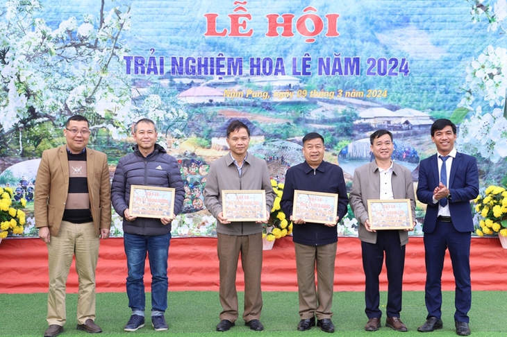 Du khách sở hữu cây tại 'thủ phủ' lê Tai nung, Nậm Pung- Ảnh 1. Du khách sở hữu cây tại 'thủ phủ' lê Tai nung, Nậm Pung- Ảnh 1.