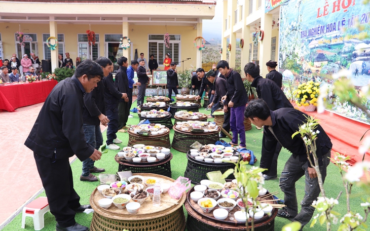 Du khách sở hữu cây tại 'thủ phủ' lê Tai nung, Nậm Pung- Ảnh 2. Du khách sở hữu cây tại 'thủ phủ' lê Tai nung, Nậm Pung- Ảnh 2.