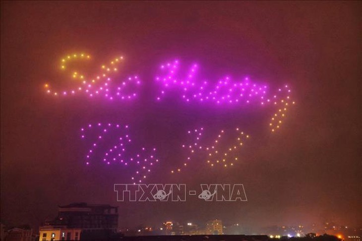 Lung linh màn trình diễn ánh sáng với 300 drone tại quận Tây Hồ- Ảnh 1.