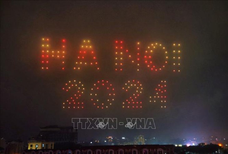 Lung linh màn trình diễn ánh sáng với 300 drone tại quận Tây Hồ- Ảnh 6.