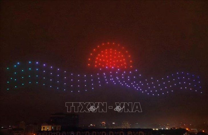 Lung linh màn trình diễn ánh sáng với 300 drone tại quận Tây Hồ- Ảnh 3.