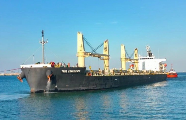 Vụ thuyền viên trên tàu bị tên lửa bắn trúng khi qua vùng chiến sự Biển Đỏ: Các con nằng nặc khóc đòi đưa bố về- Ảnh 1. Vụ thuyền viên trên tàu bị tên lửa bắn trúng khi qua vùng chiến sự Biển Đỏ: Các con nằng nặc khóc đòi đưa bố về- Ảnh 1.