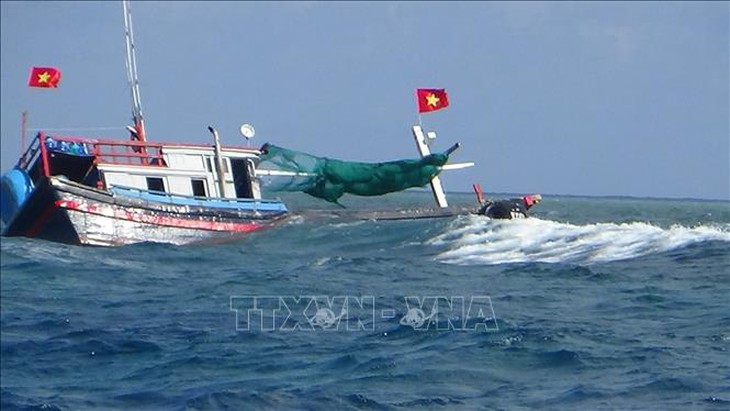Cứu 4 ngư dân trên tàu bị mắc cạn tại Trường Sa- Ảnh 1.