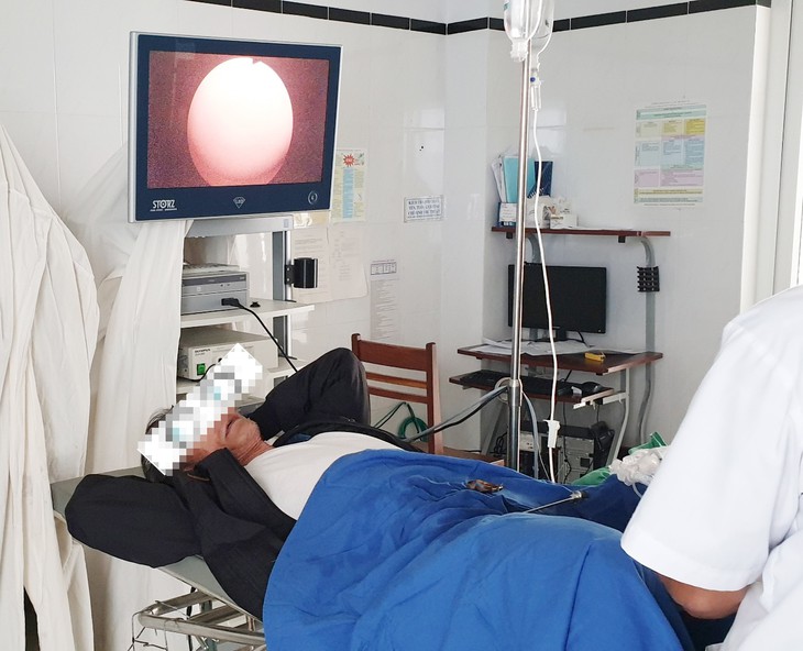Dùng cành cà phê khô gãi niệu đạo, bệnh nhân phải nhập viện với dị vật dài 10cm- Ảnh 2.