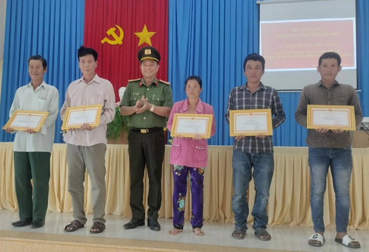 Công an Tiền Giang khen thưởng 5 người phát hiện 84 gói nghi ma túy- Ảnh 1. Công an Tiền Giang khen thưởng 5 người phát hiện 84 gói nghi ma túy- Ảnh 1.