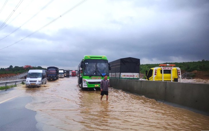 Quốc lộ, cao tốc mưa là ngập, Bộ GTVT nói chưa thể lường trước