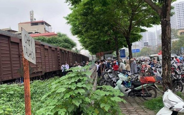 Va chạm với tàu hoả, một nữ sinh nguy kịch