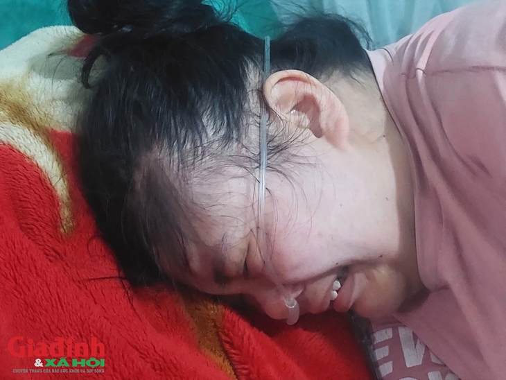 Tiếng cầu cứu xé lòng của mẹ đơn thân bên người con gái thở oxy đang giành giật sự sống- Ảnh 6. Tiếng cầu cứu xé lòng của mẹ đơn thân bên người con gái thở oxy đang giành giật sự sống- Ảnh 6.