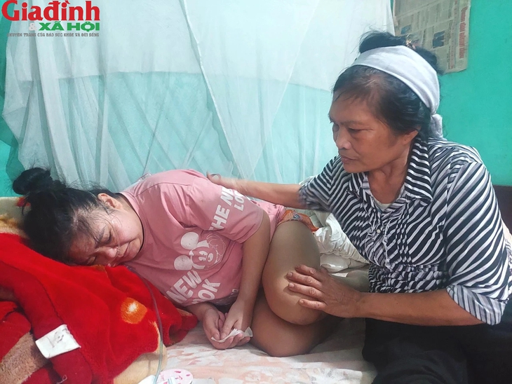 Tiếng cầu cứu xé lòng của mẹ đơn thân bên người con gái thở oxy đang giành giật sự sống- Ảnh 1. Tiếng cầu cứu xé lòng của mẹ đơn thân bên người con gái thở oxy đang giành giật sự sống- Ảnh 1.