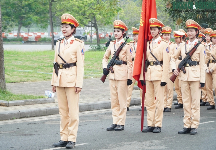 Giúp chiến sĩ phòng, chống say nắng khi tham gia luyện tập kỷ niệm 70 Năm Chiến thắng Điện Biên Phủ- Ảnh 2. Giúp chiến sĩ phòng, chống say nắng khi tham gia luyện tập kỷ niệm 70 Năm Chiến thắng Điện Biên Phủ- Ảnh 2.
