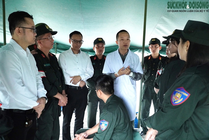 Giúp chiến sĩ phòng, chống say nắng khi tham gia luyện tập kỷ niệm 70 Năm Chiến thắng Điện Biên Phủ- Ảnh 3. Giúp chiến sĩ phòng, chống say nắng khi tham gia luyện tập kỷ niệm 70 Năm Chiến thắng Điện Biên Phủ- Ảnh 3.