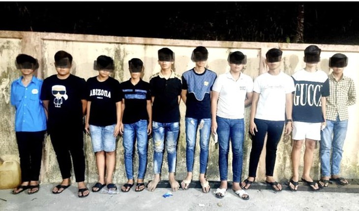 10 thiếu niên đánh một người đi đường rồi cướp đôi dép- Ảnh 1.