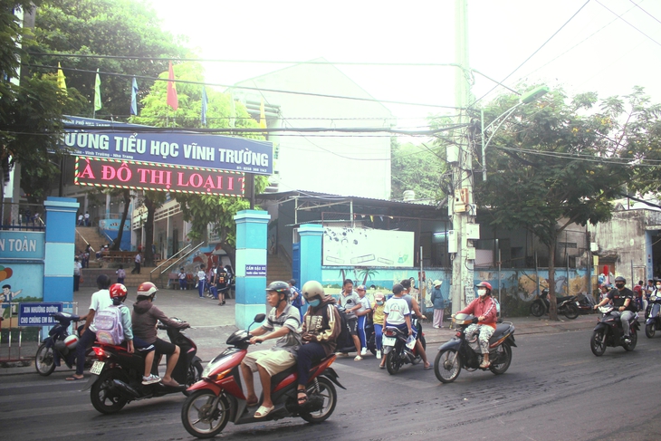 Sau hàng loạt vụ ngộ độc thực phẩm ở Nha Trang, không còn hàng rong trước cổng trường học- Ảnh 1. Sau hàng loạt vụ ngộ độc thực phẩm ở Nha Trang, không còn hàng rong trước cổng trường học- Ảnh 1.
