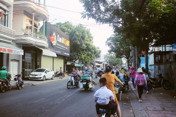 Sau hàng loạt vụ ngộ độc thực phẩm ở Nha Trang, không còn hàng rong trước cổng trường học- Ảnh 2. Sau hàng loạt vụ ngộ độc thực phẩm ở Nha Trang, không còn hàng rong trước cổng trường học- Ảnh 2.
