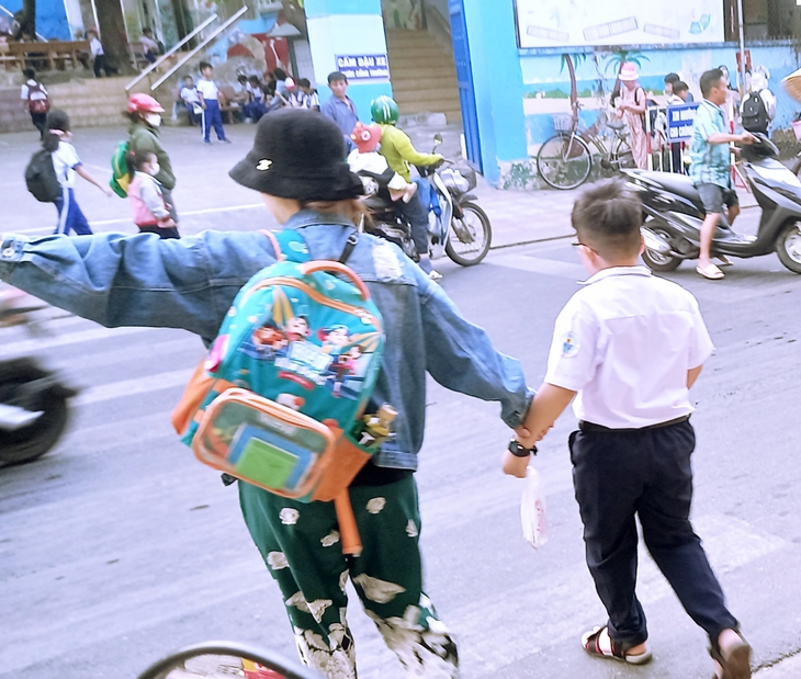 Sau hàng loạt vụ ngộ độc thực phẩm ở Nha Trang, không còn hàng rong trước cổng trường học- Ảnh 3. Sau hàng loạt vụ ngộ độc thực phẩm ở Nha Trang, không còn hàng rong trước cổng trường học- Ảnh 3.