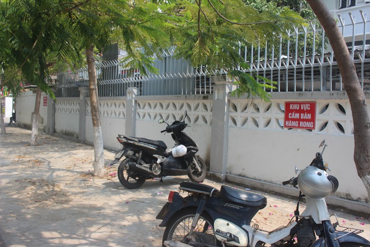 Sau hàng loạt vụ ngộ độc thực phẩm ở Nha Trang, không còn hàng rong trước cổng trường học- Ảnh 10. Sau hàng loạt vụ ngộ độc thực phẩm ở Nha Trang, không còn hàng rong trước cổng trường học- Ảnh 10.