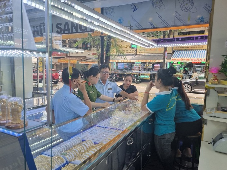TPHCM: Phát hiện vàng không rõ nguồn gốc, giả mạo nhãn hiệu nổi tiếng- Ảnh 2.