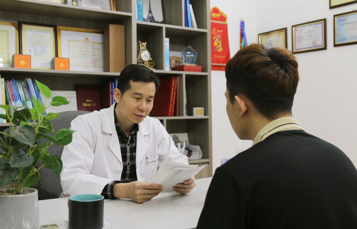 Nam giới mắc bệnh lây qua đường tình dục sẽ có biểu hiện gì?- Ảnh 1.