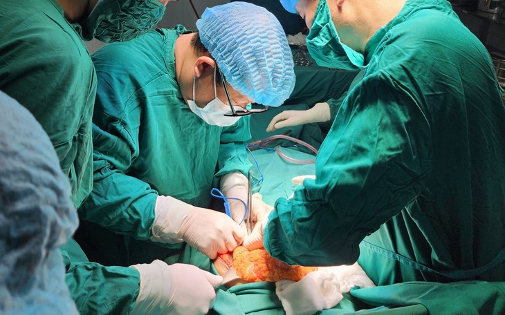 Bệnh viện huyện cắt u đại tràng đã vỡ
