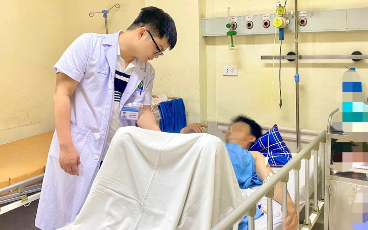 Người đàn ông phải đi cấp cứu vì máy cưa nhôm làm gần đứt rời 