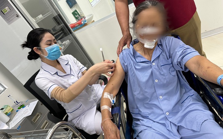 Đang quét ngõ thì bị chó nhà hàng xóm tấn công, cụ bà phải khâu gần 70 mũi