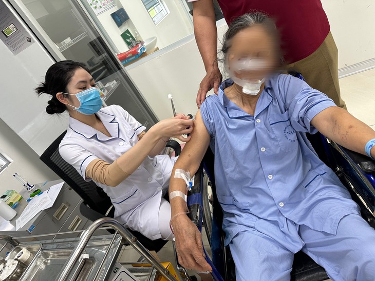 Đang quét ngõ thì bị chó nhà hàng xóm tấn công, cụ bà phải khâu gần 70 mũi- Ảnh 2.