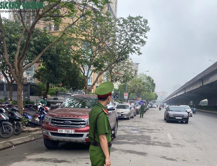Hà Nội xử lý ô tô đỗ chiếm lòng đường trước chung cư Kim Văn - Kim Lũ: Chưa có giải pháp hiệu quả - Ảnh 1. Hà Nội xử lý ô tô đỗ chiếm lòng đường trước chung cư Kim Văn - Kim Lũ: Chưa có giải pháp hiệu quả - Ảnh 1.